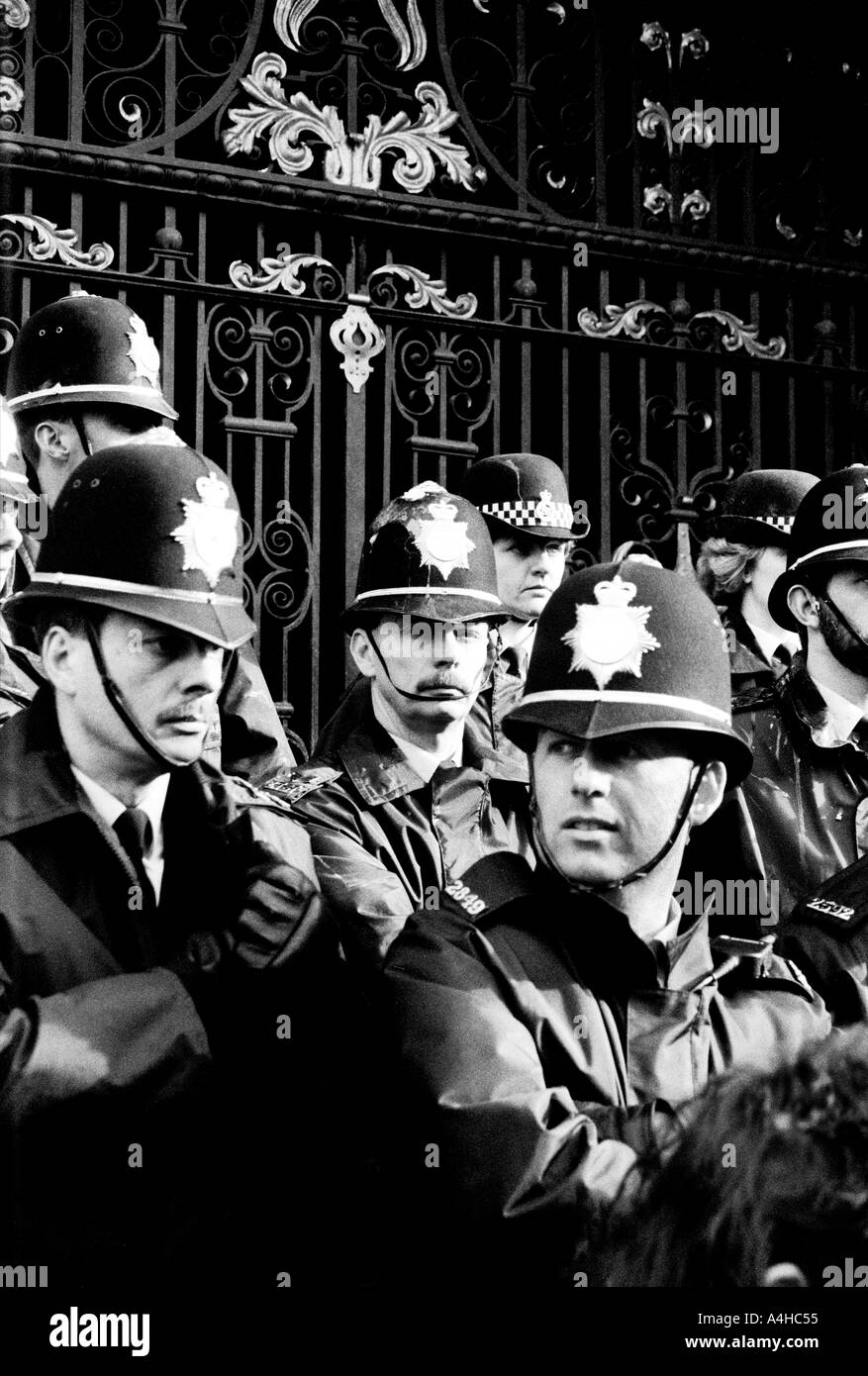 monochrome d'un groupe de policiers protégeant la mairie de sheffield pendant les émeutes fiscales de 1990 leurs uniformes tachés Banque D'Images