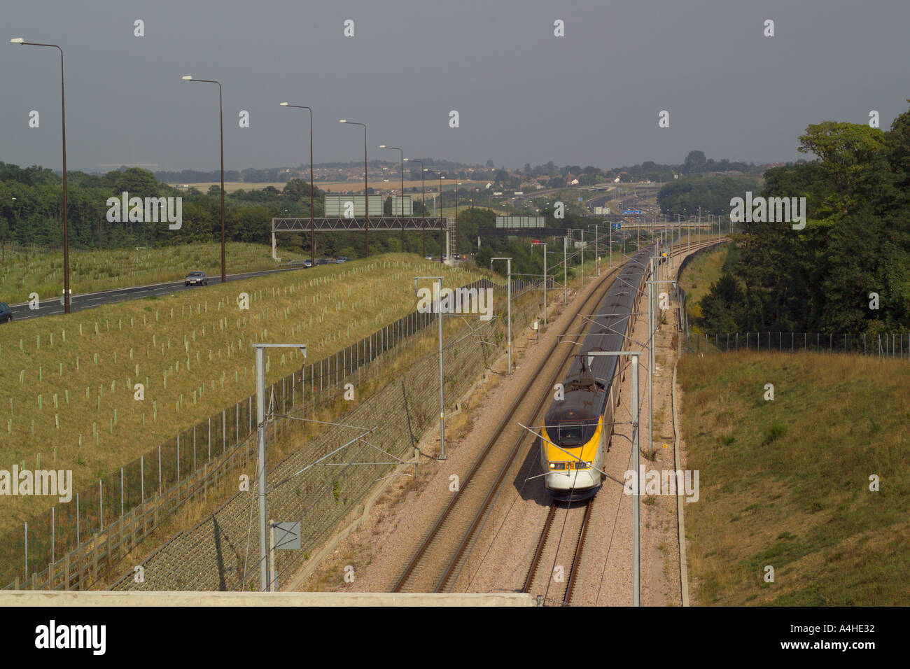 Eurostar Londres en direction d'exécution à travers le nord du Kent à côté de l'A2 M2 Thames Gateway Kent Gravesend England UK Banque D'Images