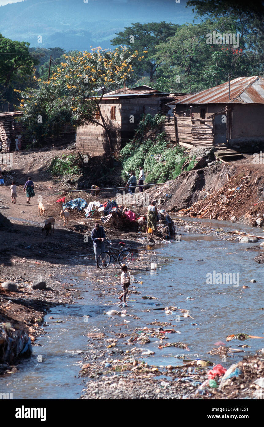 La rivière polluée est une menace potentielle pour la santé communautaire, Arusha, Tanzanie Banque D'Images