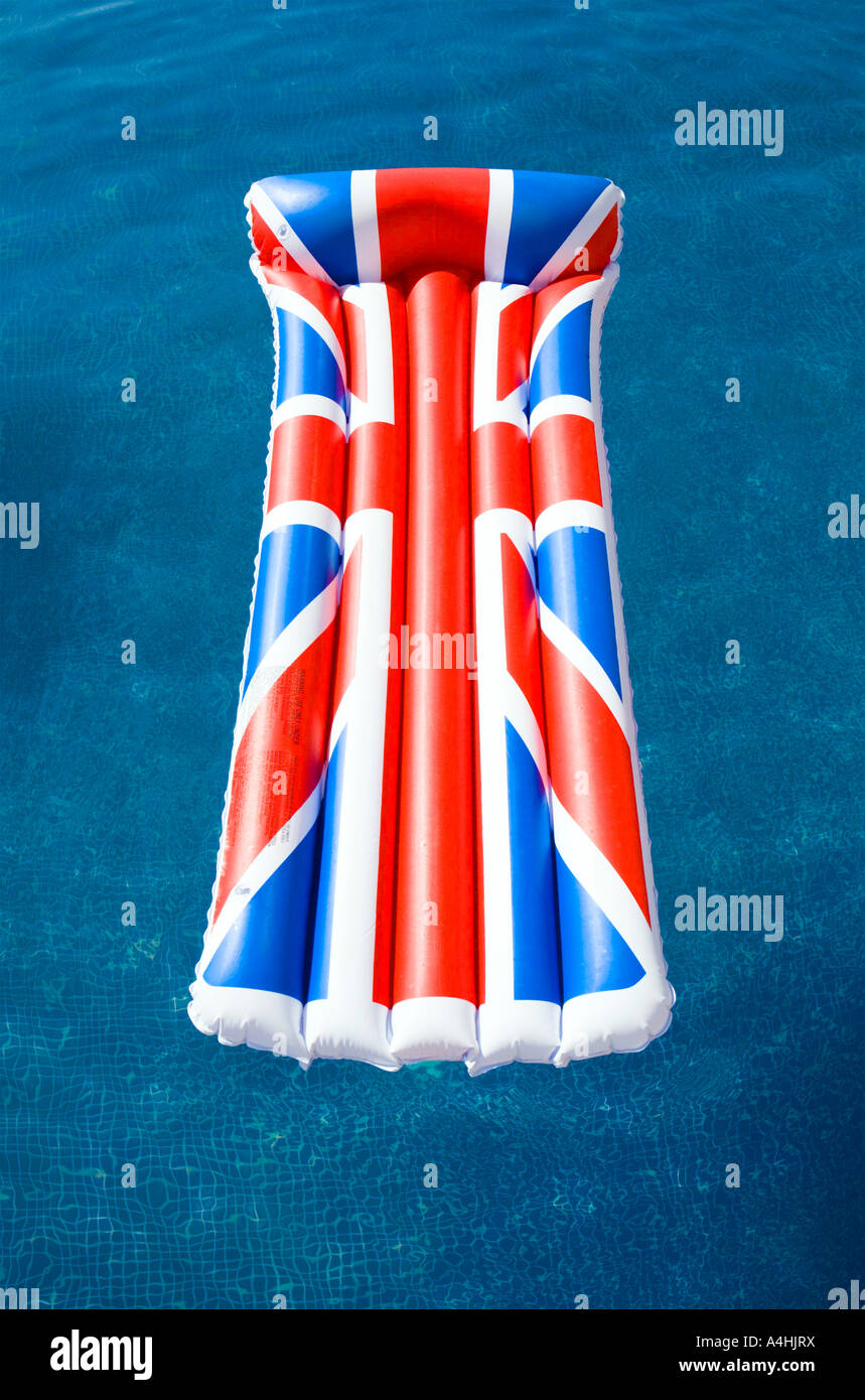 Union Jack lilo floating in a swimming pool Banque D'Images