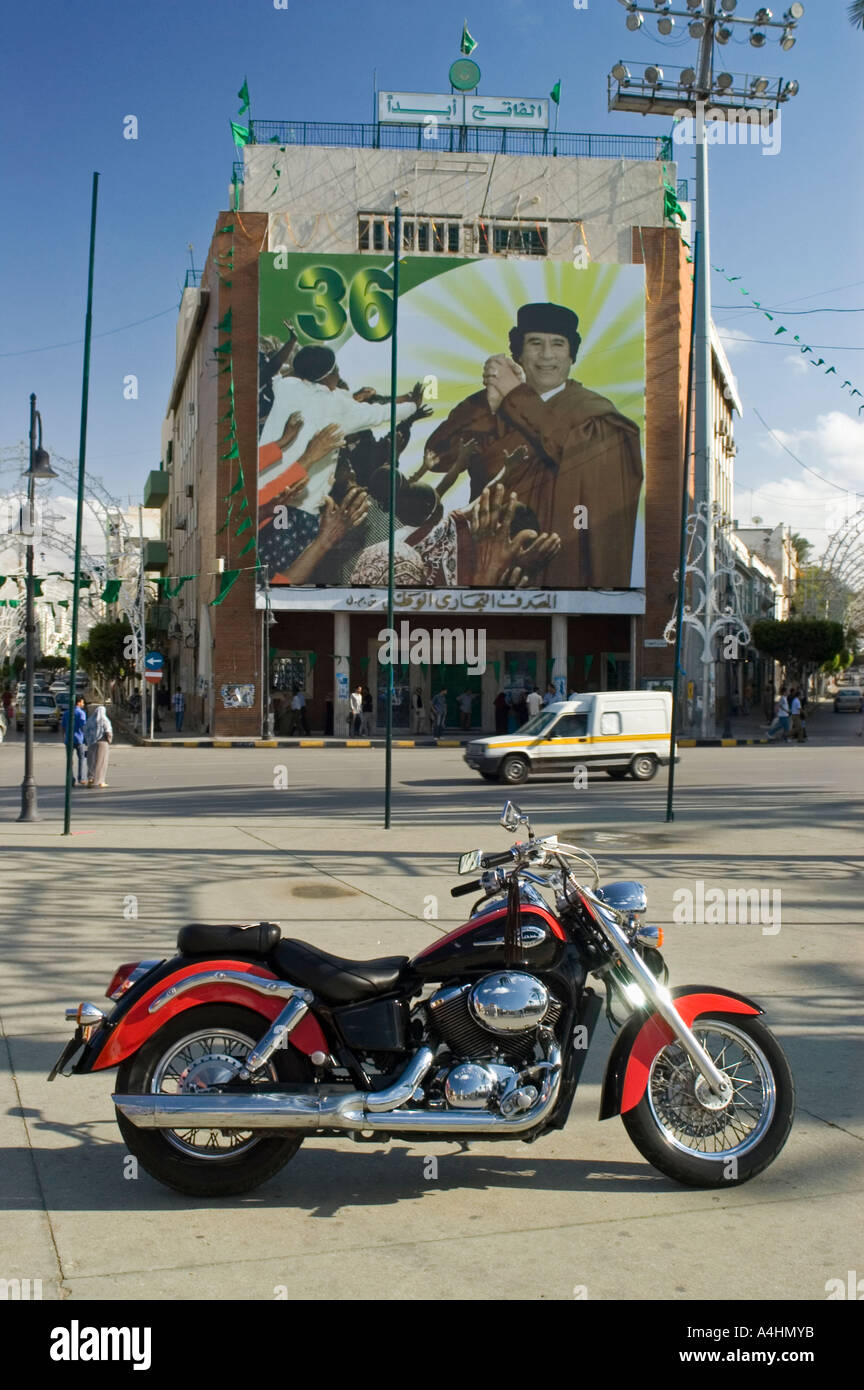 Portrait de leader révolutionnaire libyen Muammar al-Kadhafi, Muammar al-Kadhafi, à la Place Verte, à Tripoli, Libye Banque D'Images