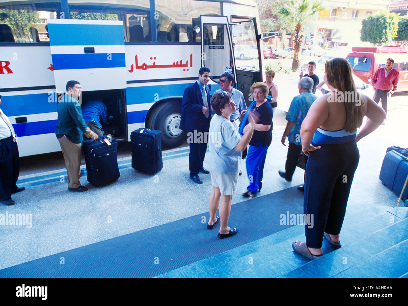 Egypte louxor touristes guidés sur Coach par maison de Rep Banque D'Images