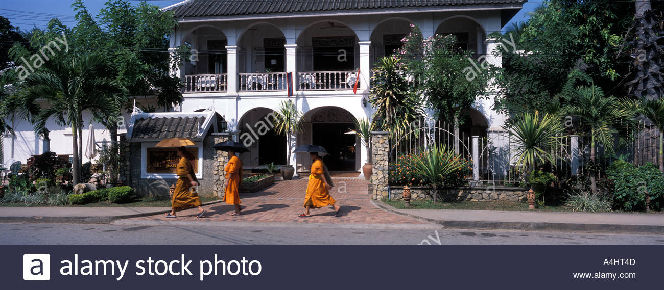 La marche des moines a adopté la Villa Santi Hotel Luang Prabang, Laos Banque D'Images