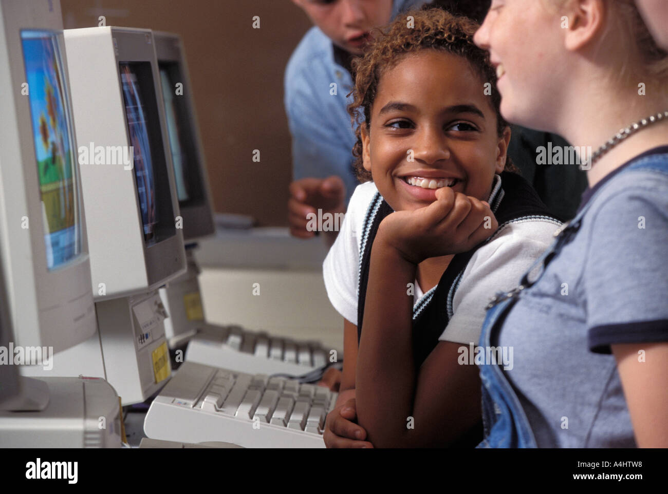 Les étudiants de milieu laboratoire informatique de l'école travaillant sur problème Banque D'Images