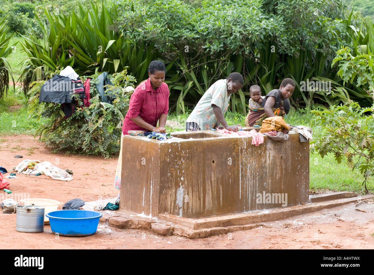 Les femmes qui font la vaisselle dans le village d'Chagamba Afrique Malawi Banque D'Images