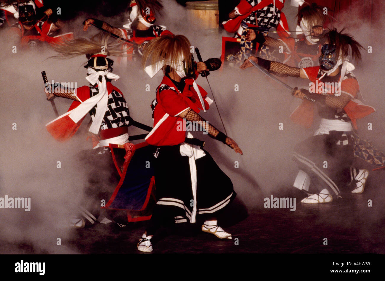 Tsugaru Shamisen japonais Joueurs et danseurs de au Japon et de danse Danse de l'épée traditionnelle de démons sur scène Banque D'Images