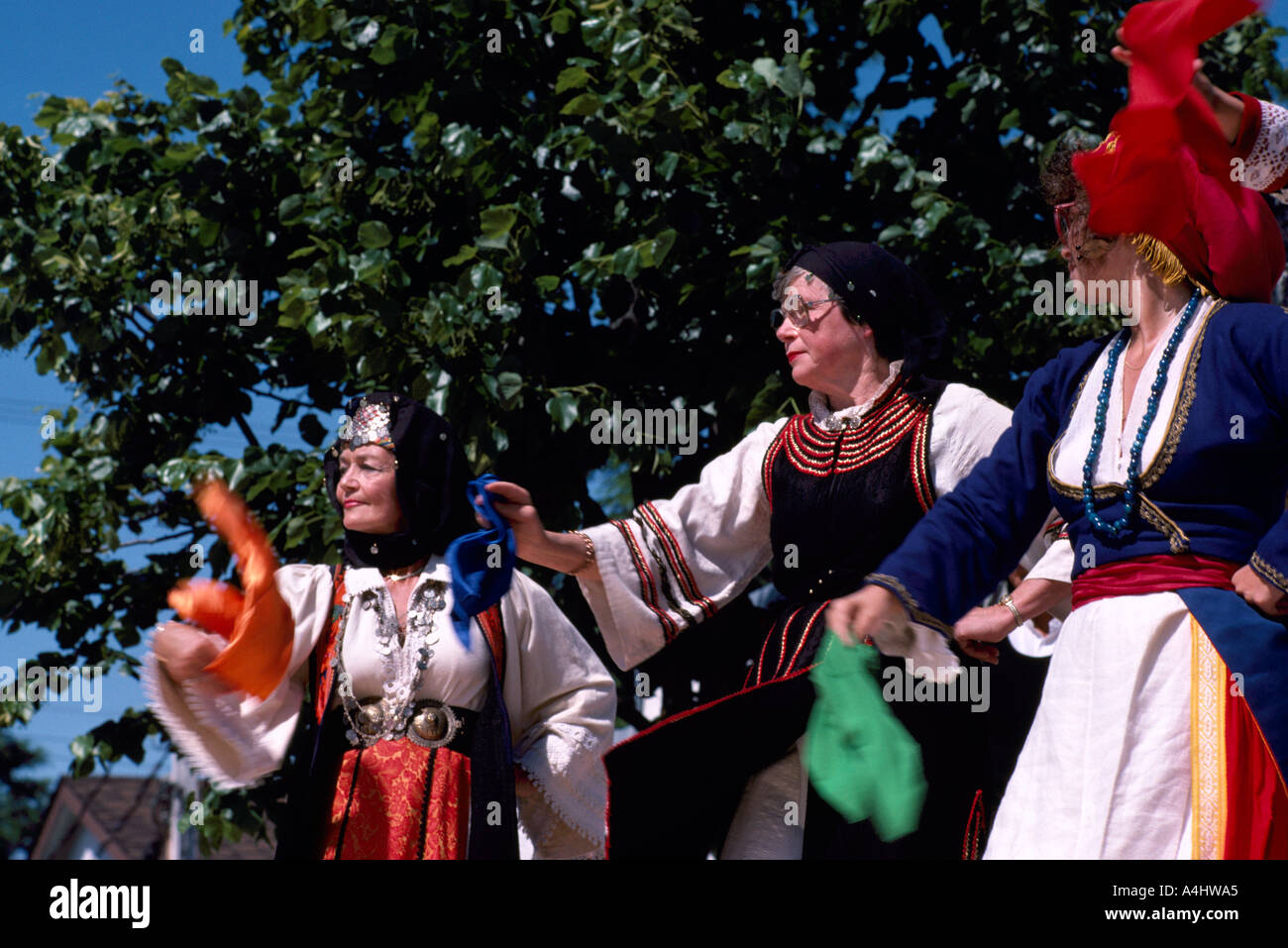 Les femmes grecques en robe ethnique effectuer une danse traditionnelle grecque à Vancouver British Columbia Canada Banque D'Images