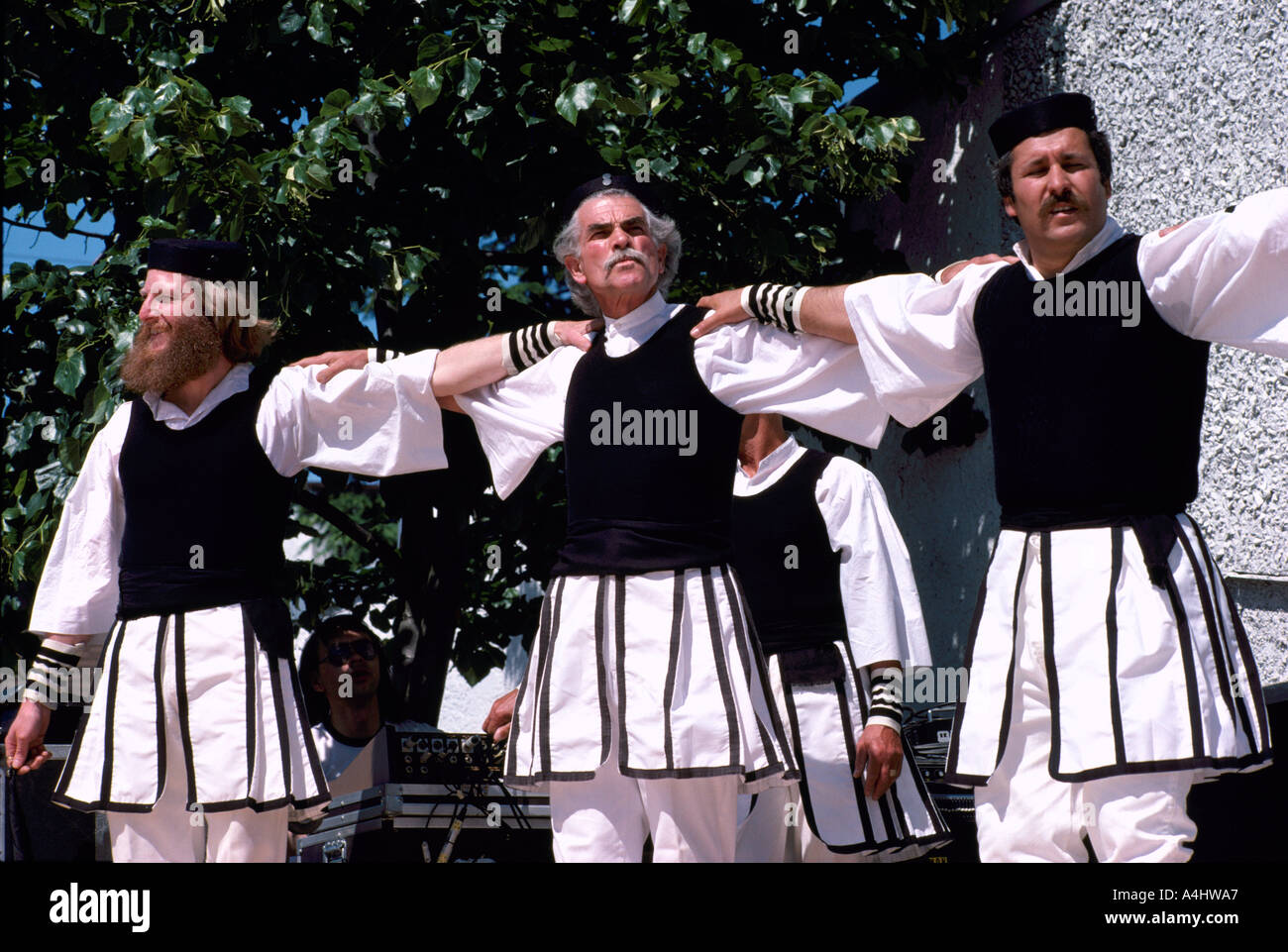 Les hommes en robe ethnique grecque effectuer une danse traditionnelle grecque de la ville de Vancouver British Columbia Canada Banque D'Images