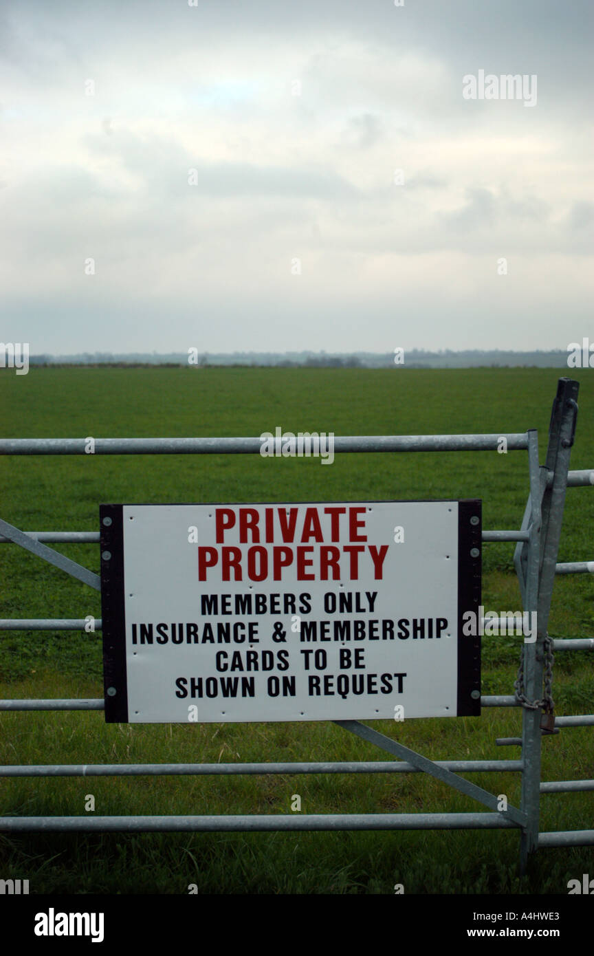 Gate avec la propriété privée et de l'assurance et carte d'adhésion signer Banque D'Images