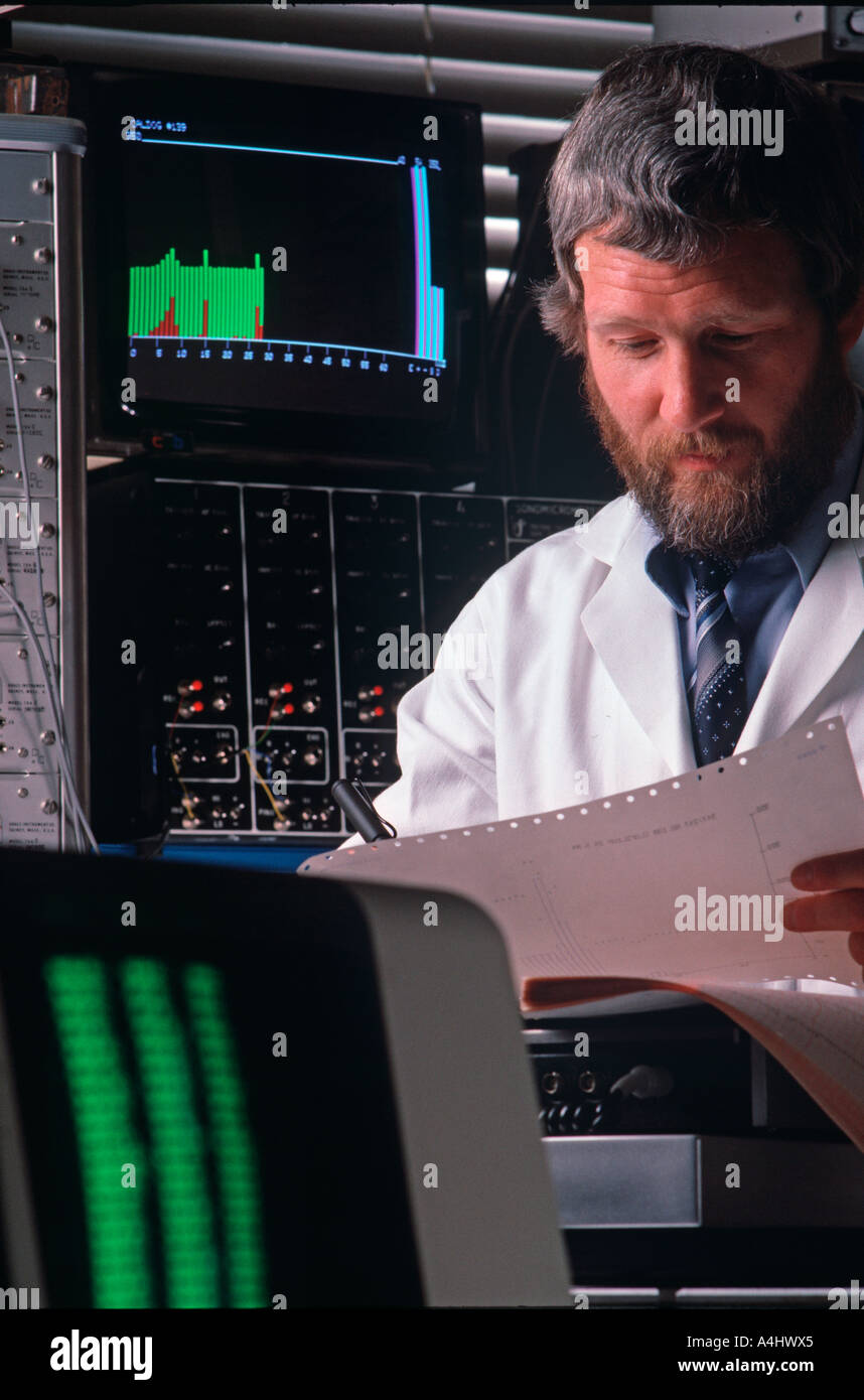 Scientifique dans l'examen des résultats de test de laboratoire Banque D'Images