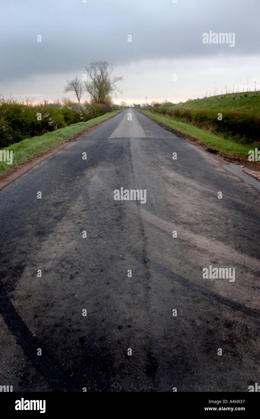 Vide tout droit la route goudronnée uk Banque D'Images