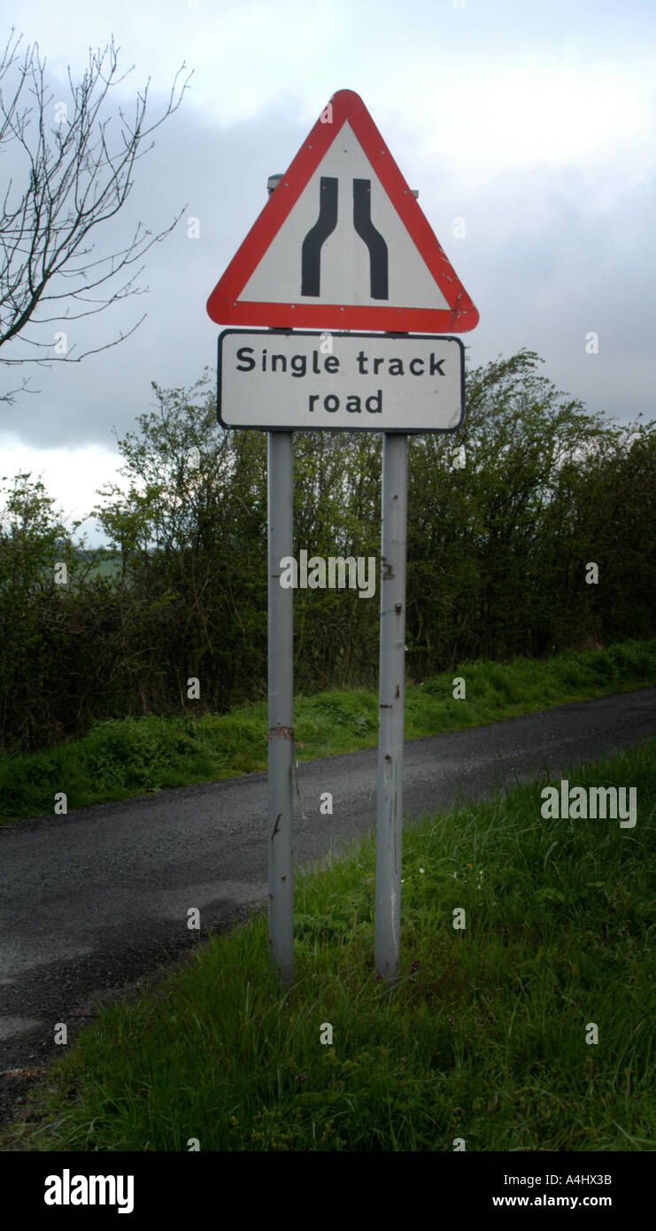 Seule voie voie sign on country road Banque D'Images