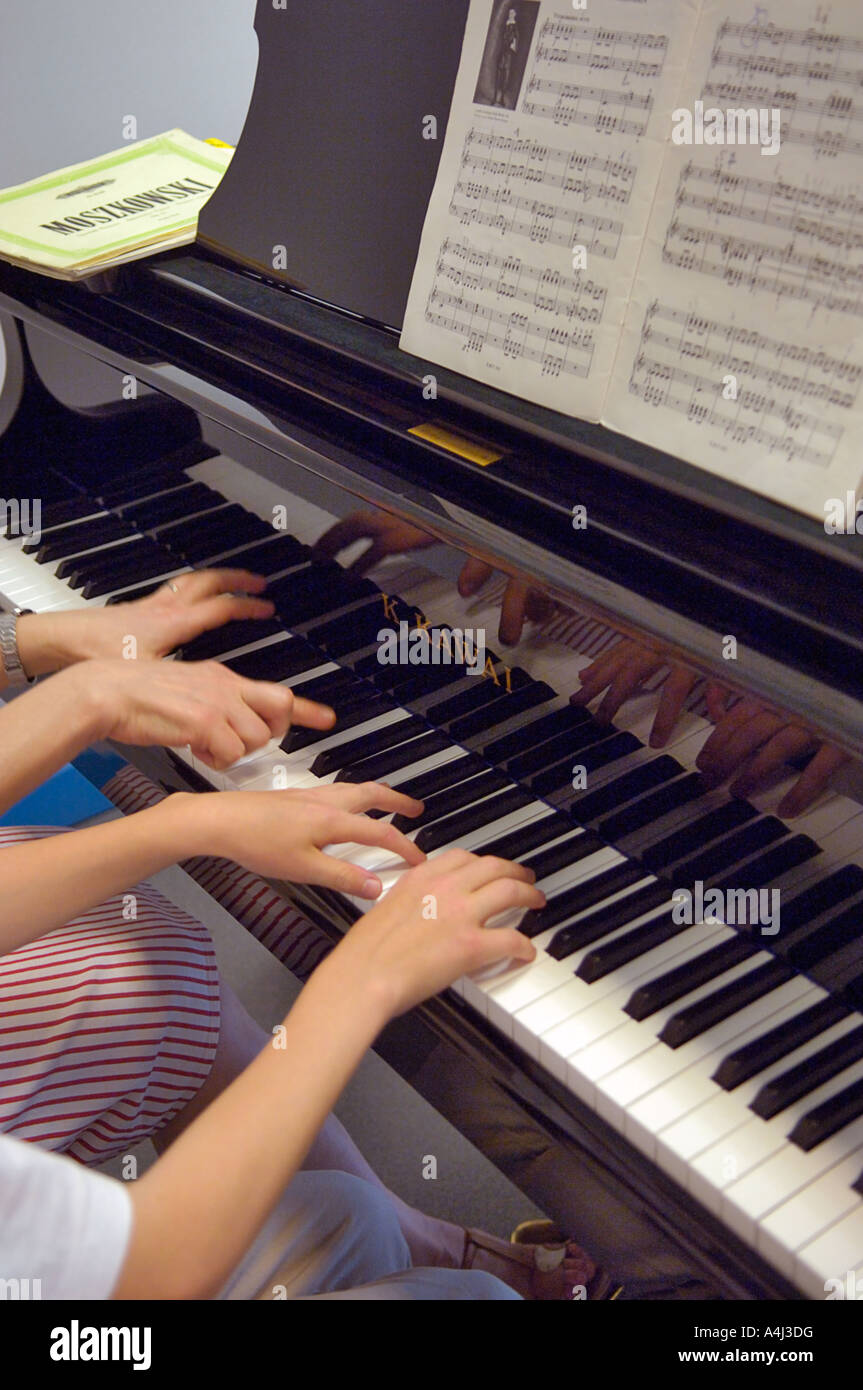 Piano four hands Banque de photographies et d'images à haute résolution -  Alamy