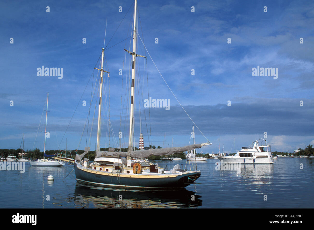 Abaco Bahamas Port voiliers phare Hopetown ancrée dans une mer calme Banque D'Images