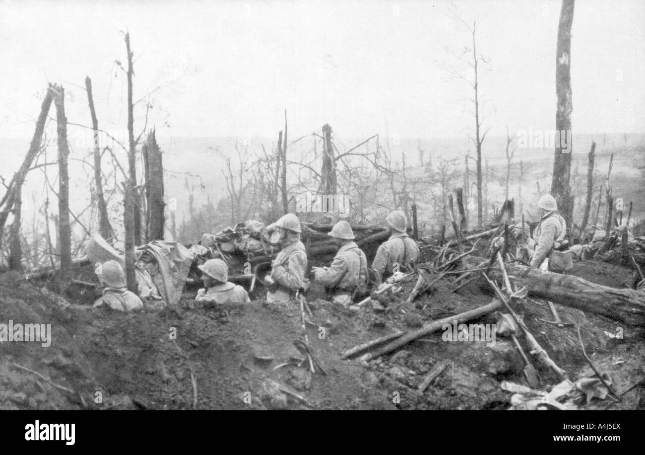 Soldats français donnant sur des positions allemandes, la bataille de la Malmaison, 1917. Artiste : Inconnu Banque D'Images
