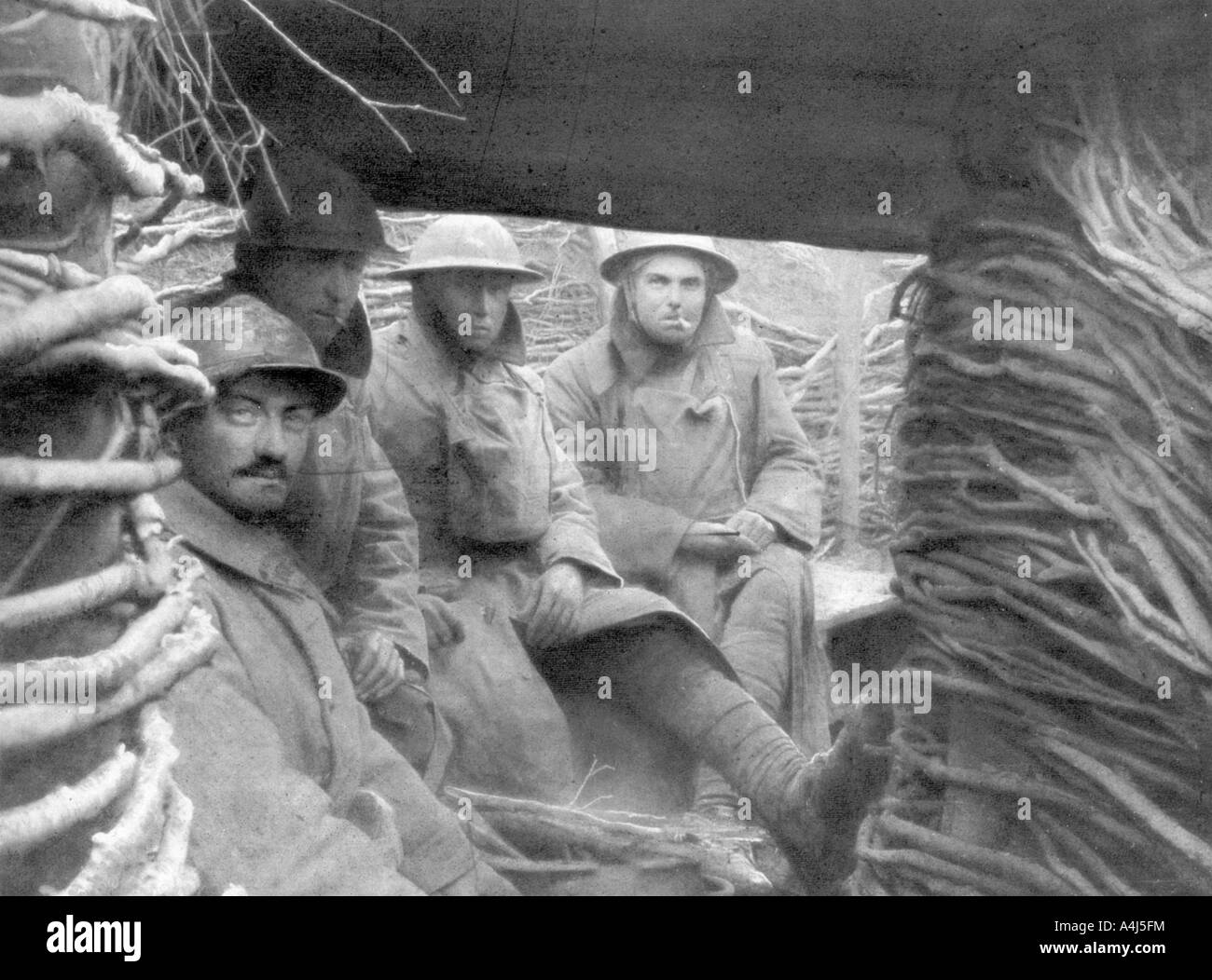 Les troupes américaines et françaises dans une tranchée à l'avant, 1917-1918. Artiste : Inconnu Banque D'Images
