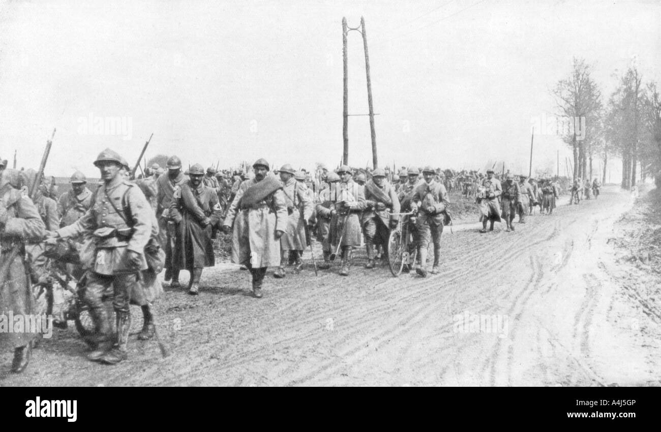 Régiment d'infanterie de retour de l'avant, 30 mars 1918. Artiste : Inconnu Banque D'Images