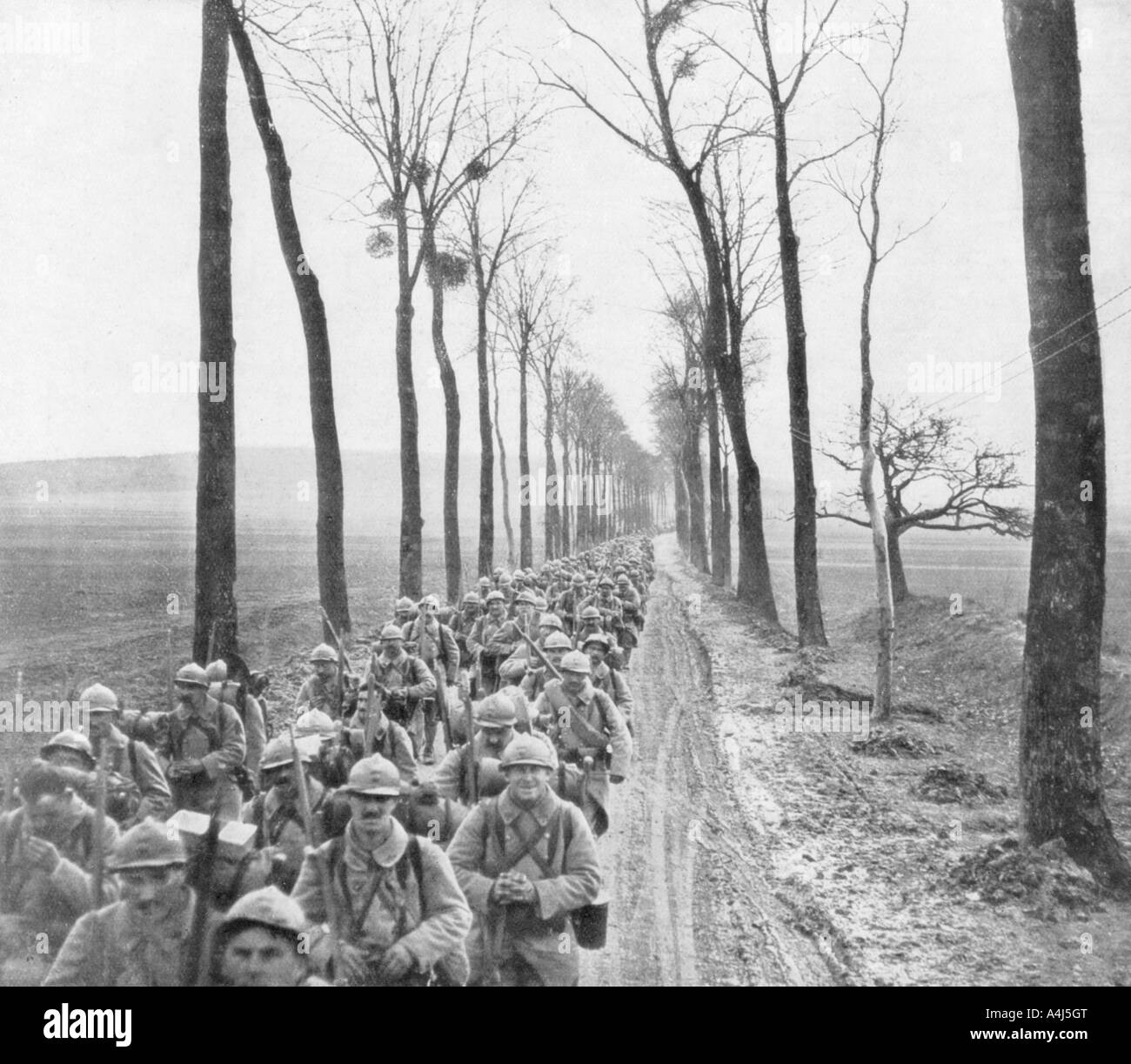 Un régiment de l'infanterie française passe à l'avant, France, 30 mars 1918. Artiste : Inconnu Banque D'Images