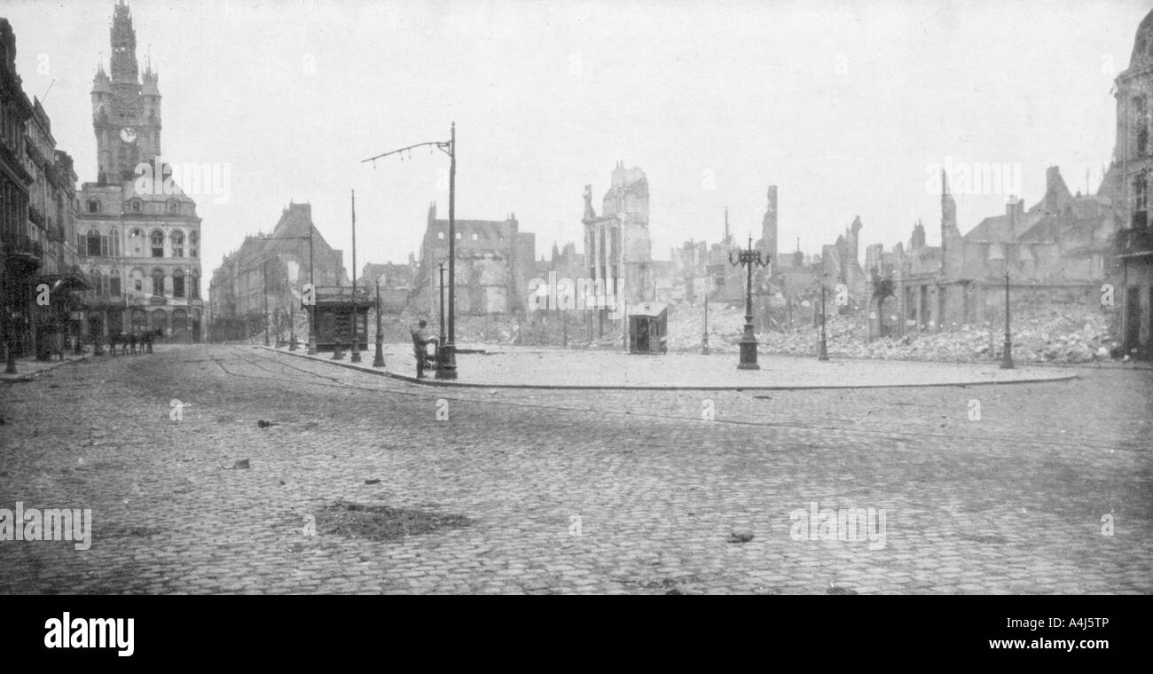 Les ruines et clocher de Douai, France, 1918. Artiste : Inconnu Banque D'Images