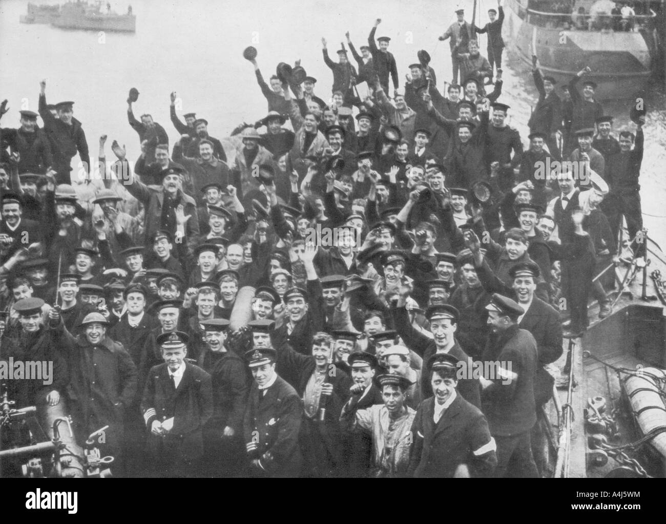 L'équipage du HMS "vengeur" célébrant le Raid de Zeebrugge le 23 avril 1918. Artiste : Inconnu Banque D'Images