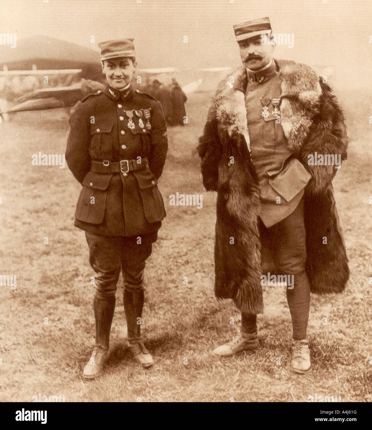 Le lieutenant et le capitaine Georges Guynemer Felix Brocard, pilotes de chasse français, 5 février 1916. Artiste : Inconnu Banque D'Images