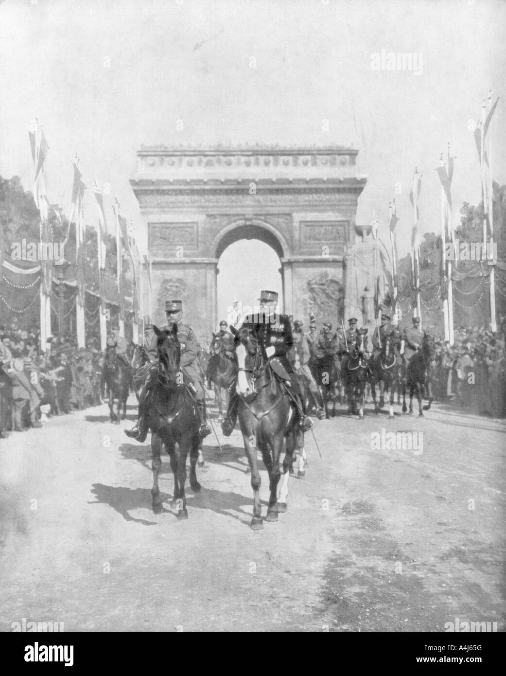 Les maréchaux Foch et Joffre lors de la grande parade de la victoire, Paris, France, 14 juillet 1919. Artiste : Inconnu Banque D'Images