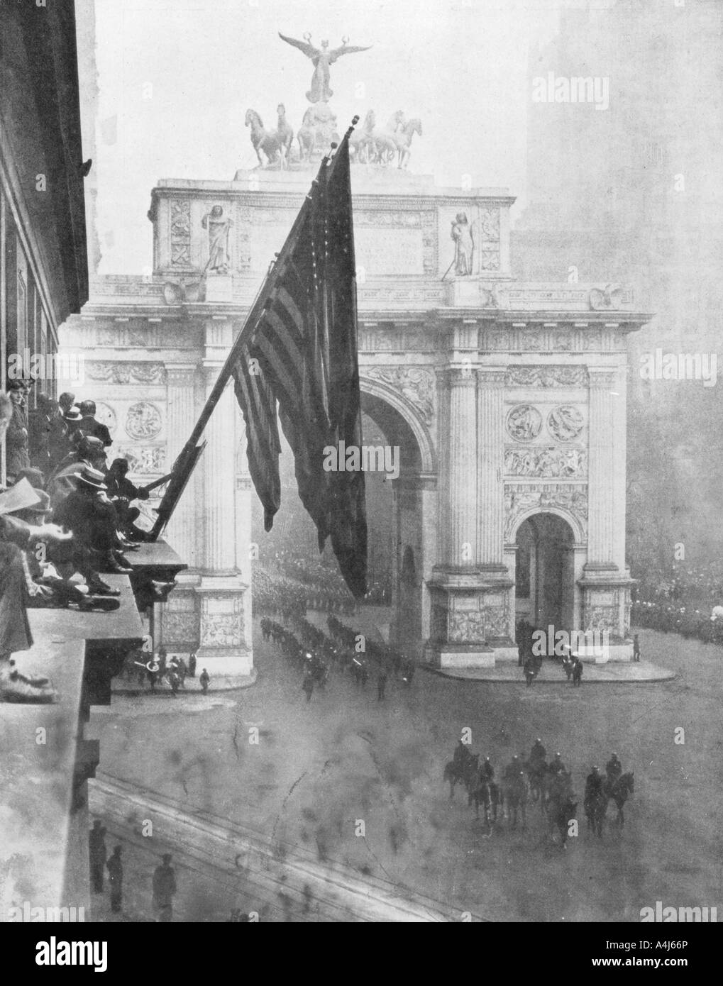 1ère Armée US en passant par l'arche de la Victoire, Madison Square, New York, USA, 10 septembre 1919. Artiste : Inconnu Banque D'Images
