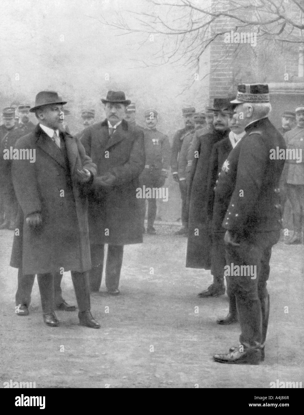 Le président français Raymond Poincaré rencontre le général Joseph Joffre, 1914. Créateur : Inconnu. Banque D'Images