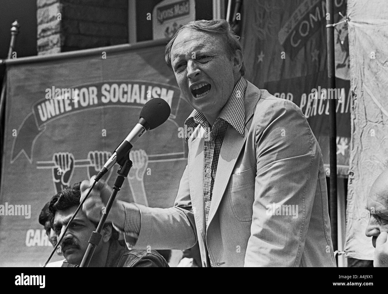Neil Kinnock (maintenant Lord Kinnock) lors d'un rassemblement anti-racisme à Cardiff, juillet 1978. Banque D'Images
