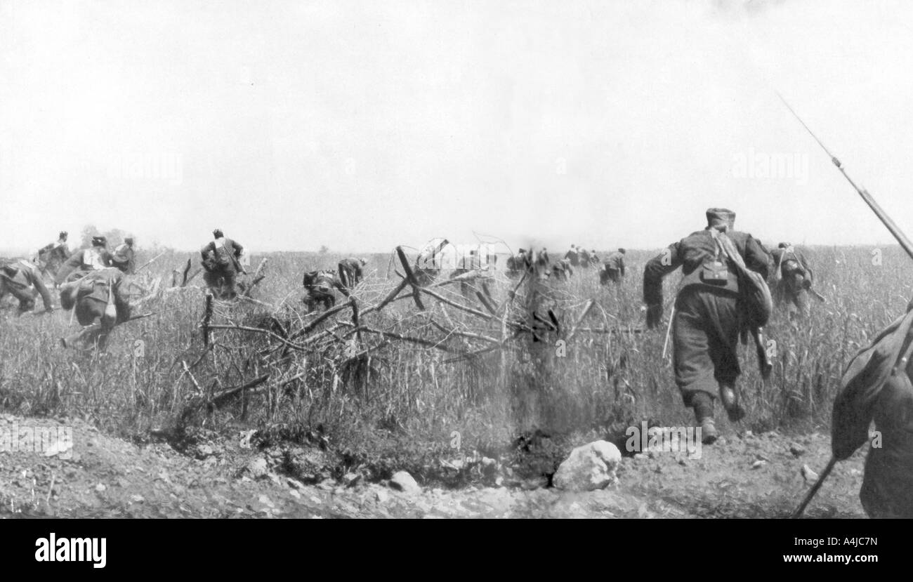 Chargé par un régiment de Zouaves français sur le plateau de Touvent, Artois, France, 7 juin 1915. Artiste : Inconnu Banque D'Images