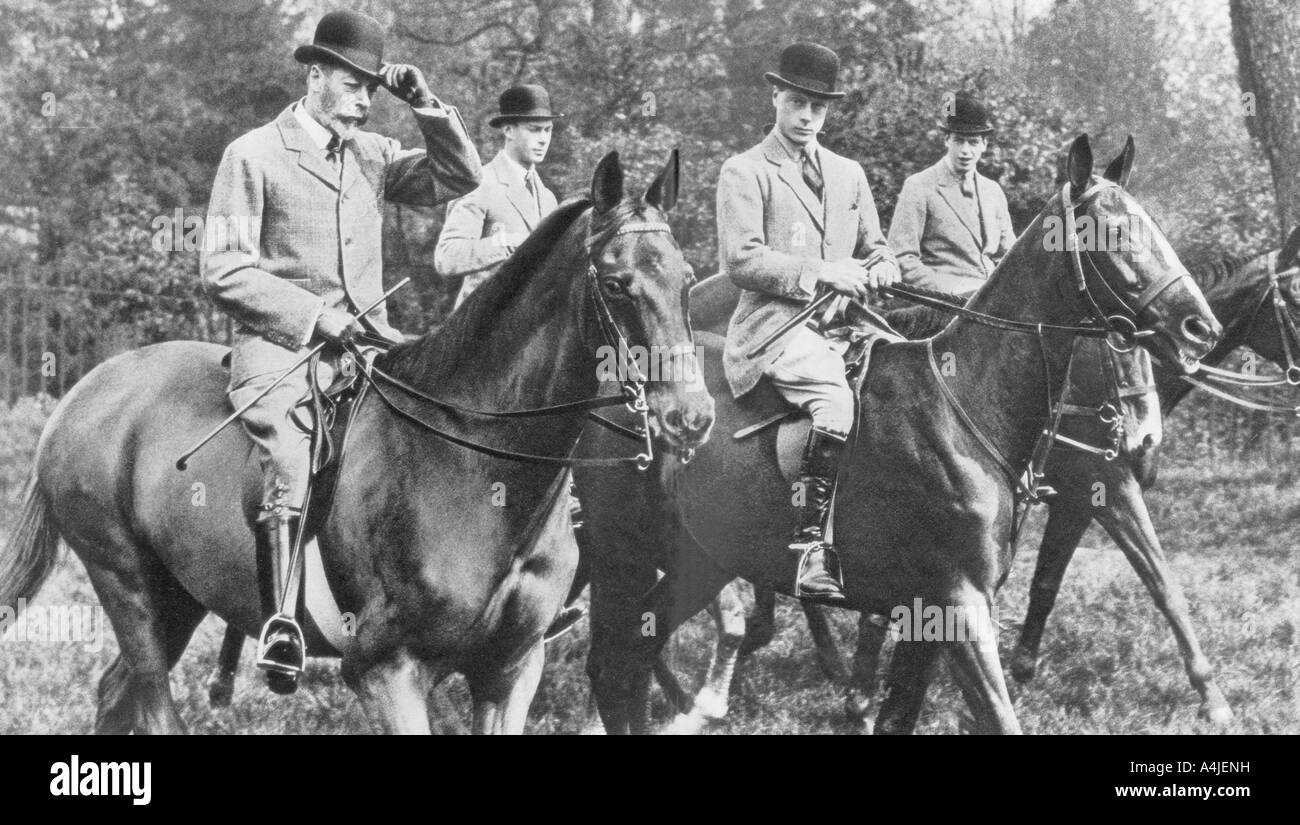 Le roi George V équitation dans Windsor Great Park avec ses fils, c1930s. Artiste : Inconnu Banque D'Images
