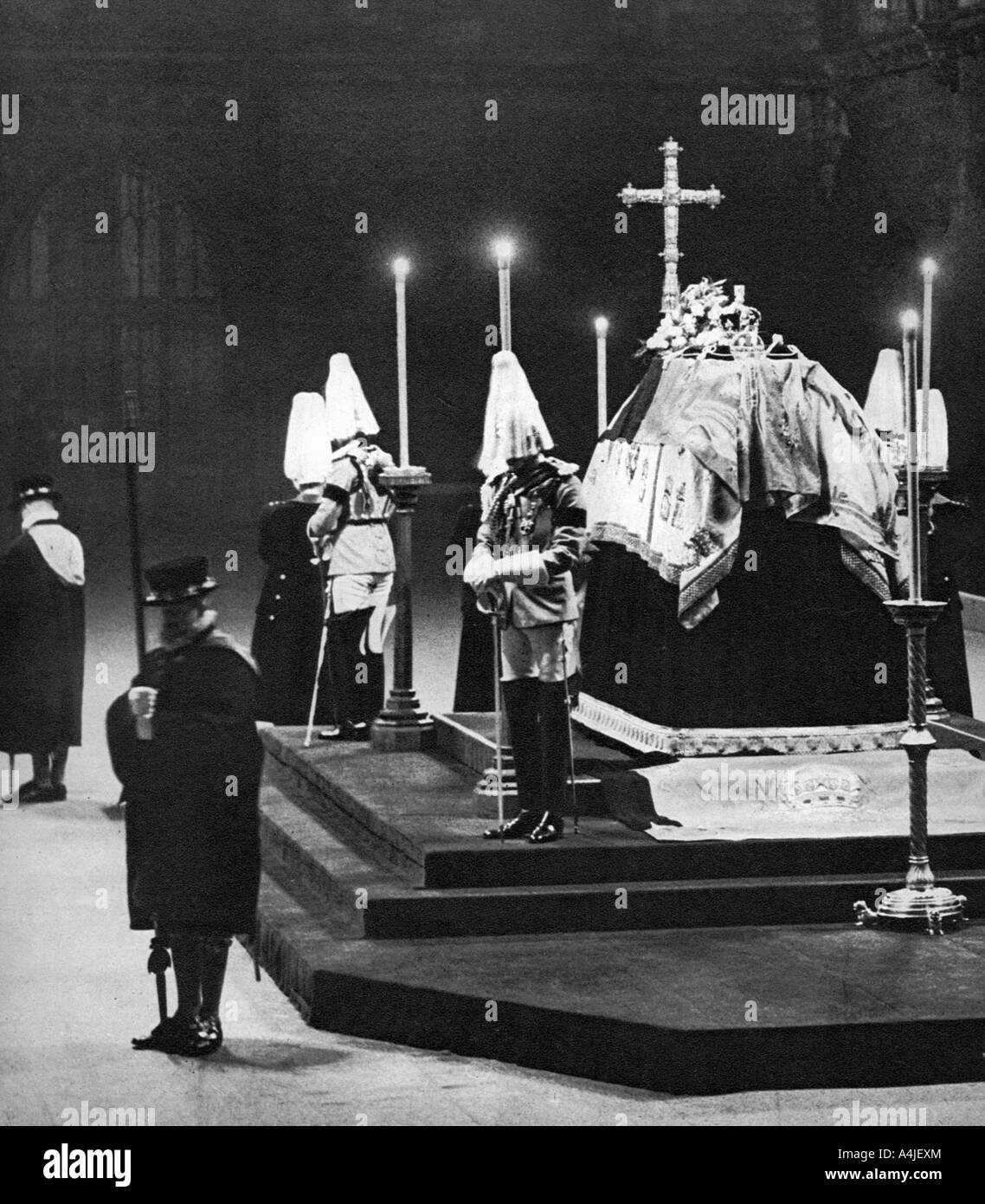 Le roi George V en chapelle ardente à Westminster Hall, Londres, janvier 1936. Artiste : Inconnu Banque D'Images