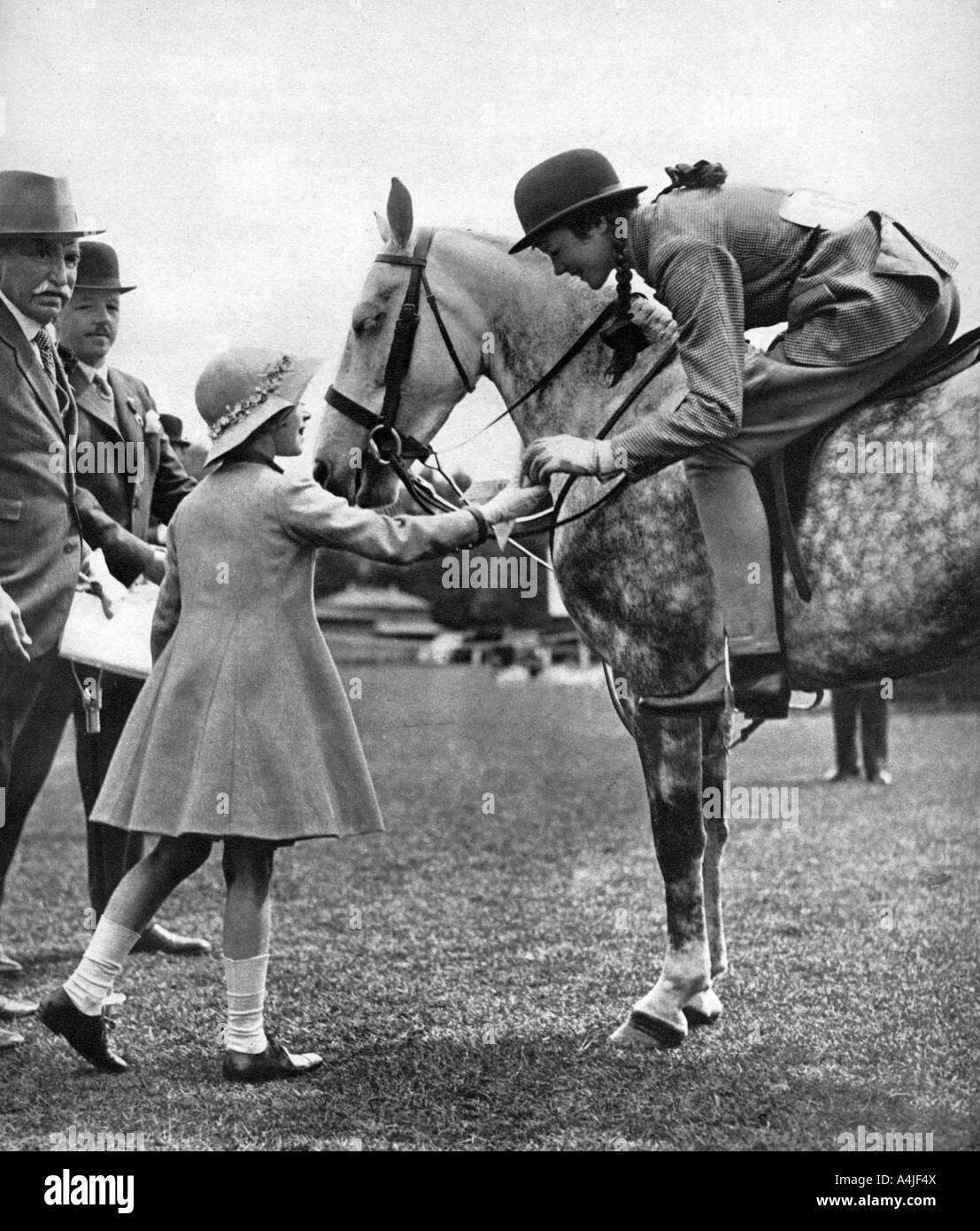 La princesse Elizabeth à la Journée de l'enfance, Richmond Horse Show, c1936. Artiste : Inconnu Banque D'Images