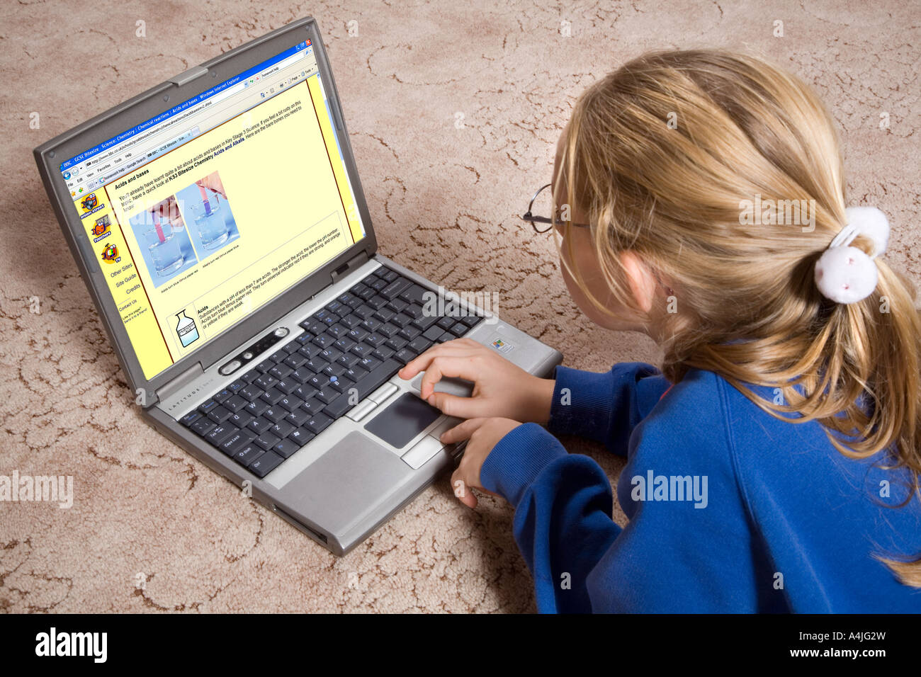 10 ans, fille, à l'aide d'ordinateur portable pour faire de la recherche  travail à domicile via internet Photo Stock - Alamy