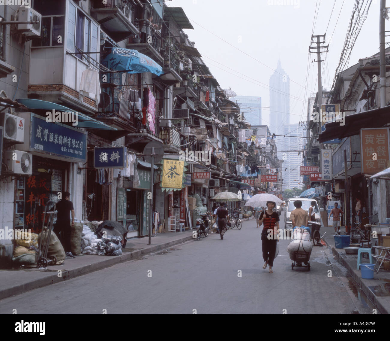 Scène de rue, quartier de Huangpu, Shanghai, République populaire de Chine Banque D'Images