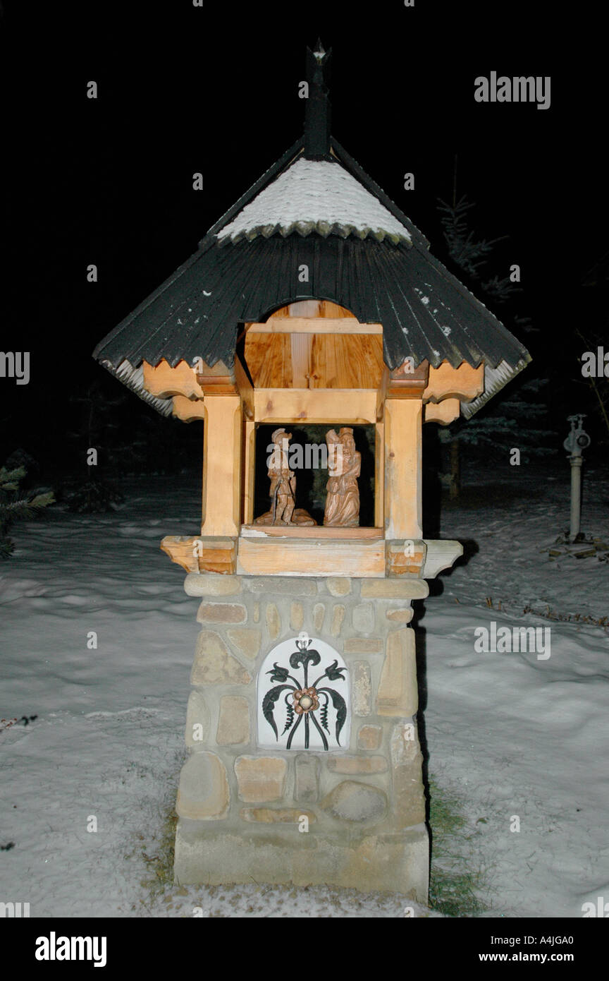 Les stations de la Croix figures en bois entourant l'église Witow Banque D'Images