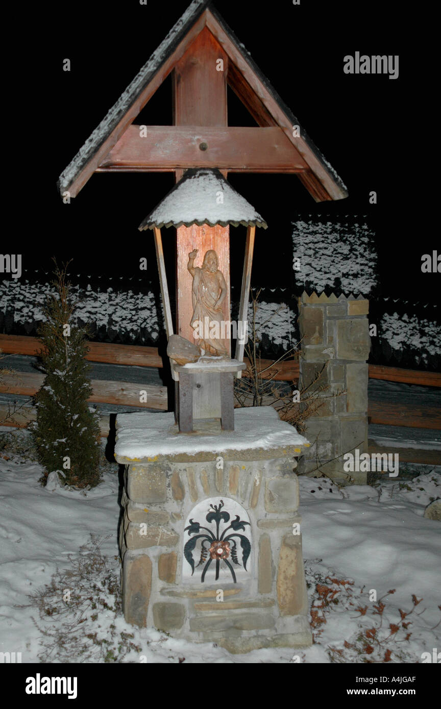 Les stations de la Croix figures en bois entourant l'église Witow Banque D'Images