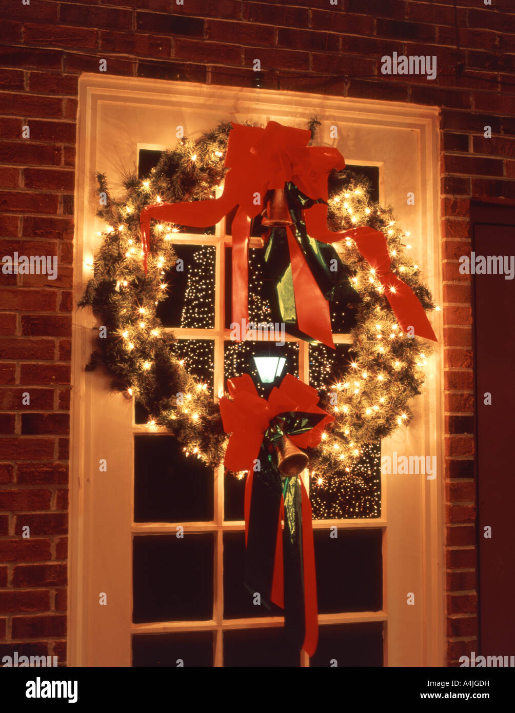Couronne de Noël sur la porte, la nuit, Tenneesee, Nashville, États-Unis d'Amérique Banque D'Images