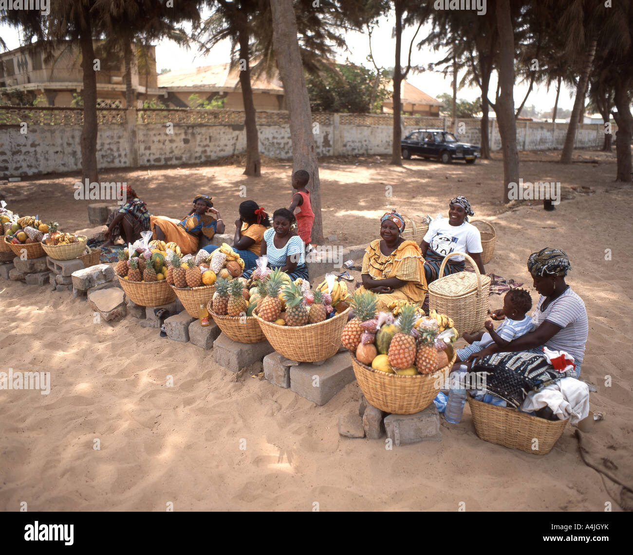 Des femmes de la vente de fruits sur la plage, Serrekunda, République de Gambie Banque D'Images