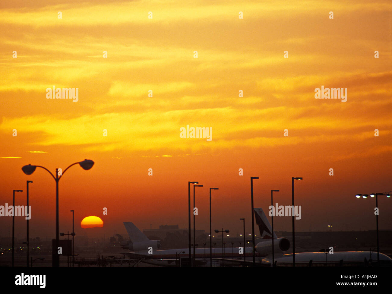Coucher du soleil sur l'aile de l'avion à l'aéroport de Los Angeles Los Angeles California USA Banque D'Images