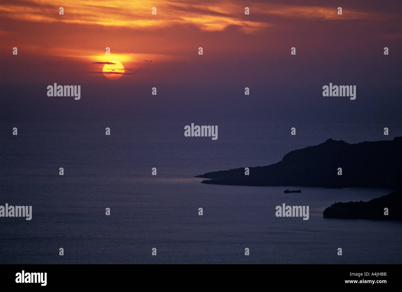 Coucher de soleil avec des îles en Méditerranée Santorin Grèce Europe Banque D'Images