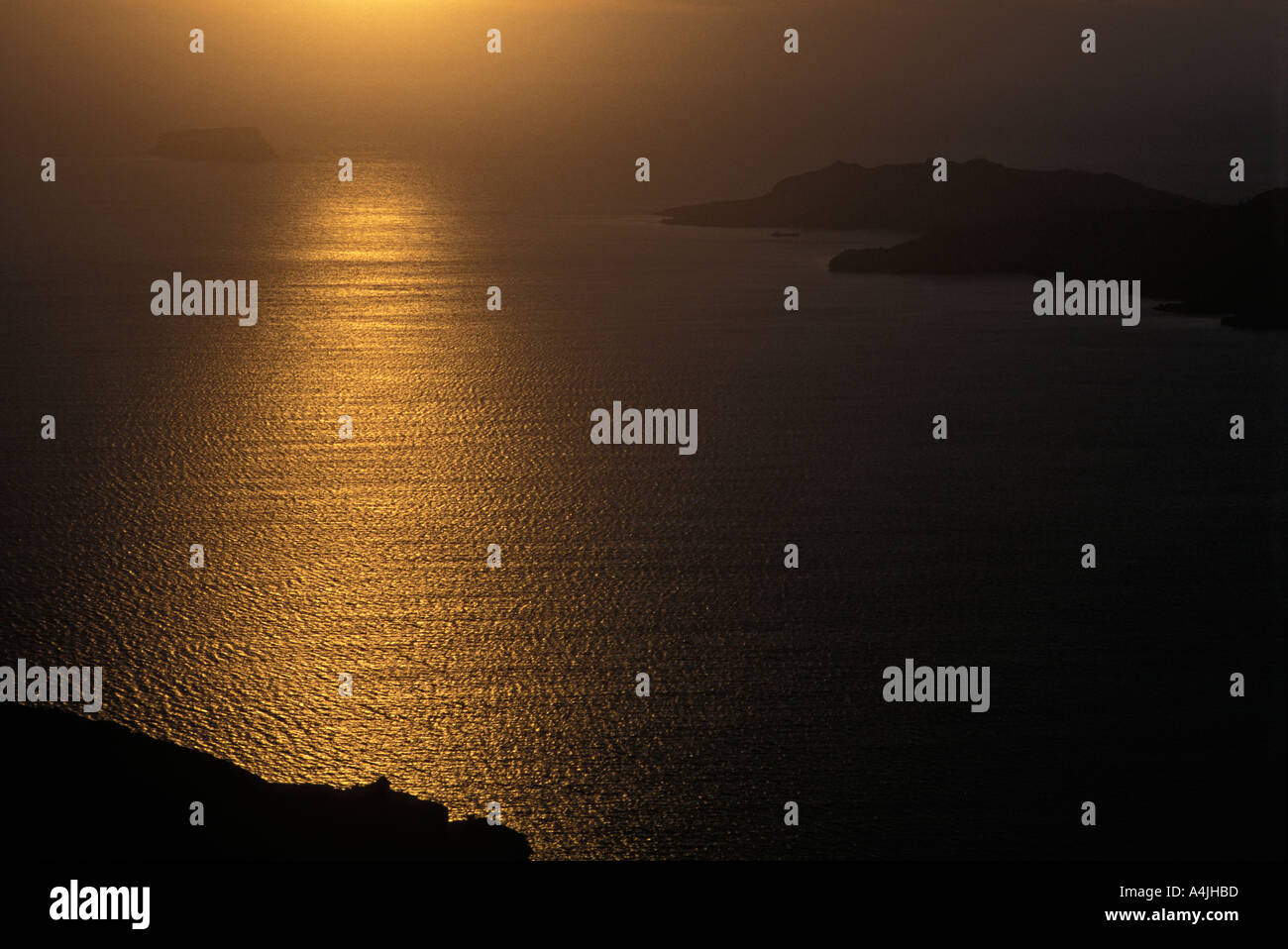 Coucher de soleil avec des îles en Méditerranée Santorin Grèce Europe Banque D'Images