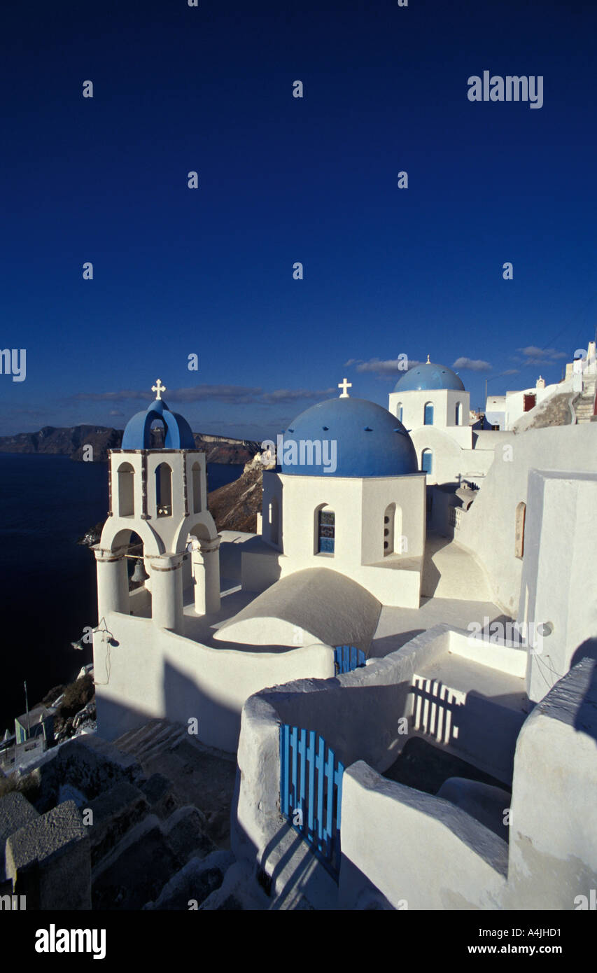 Eglise grecque orthodoxe dans la ville de Oia Santorini Grèce Europe Banque D'Images
