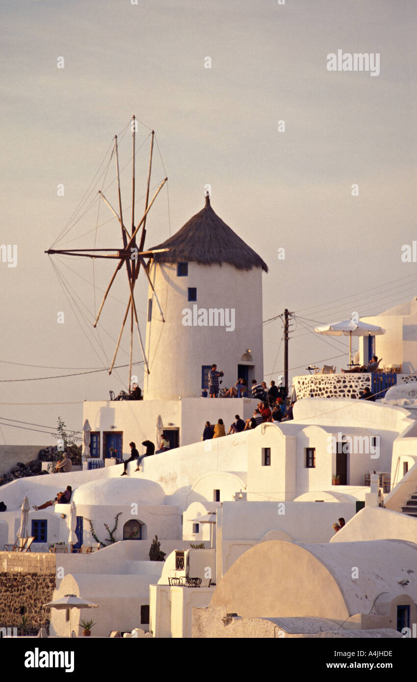 Moulin à Oia Santorini Grèce Europe au crépuscule Banque D'Images