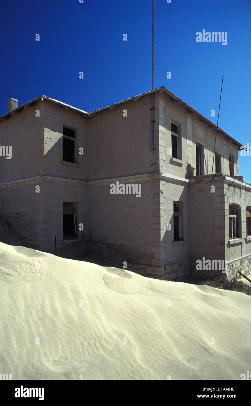 Bâtiment colonial allemand déserte dune de sable en Afrique Namibie Kolmanskop Banque D'Images