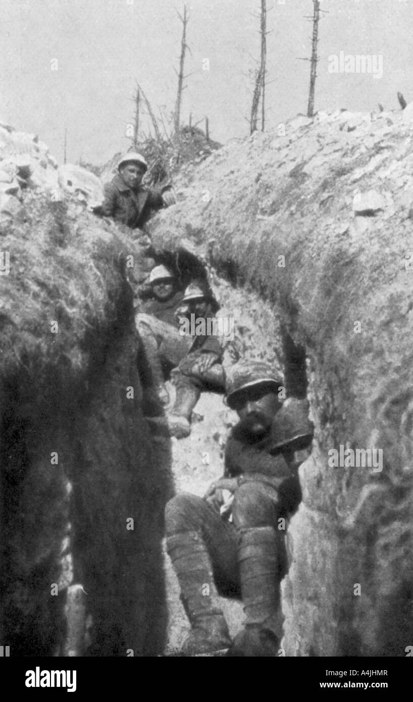Des brancardiers dans une tranchée, au sud de Cornillet, Première Guerre mondiale, le 20 mai 1917. Artiste : Inconnu Banque D'Images