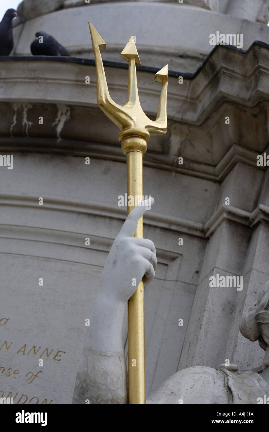 Trident d'or détenus par les bras de statue Banque D'Images