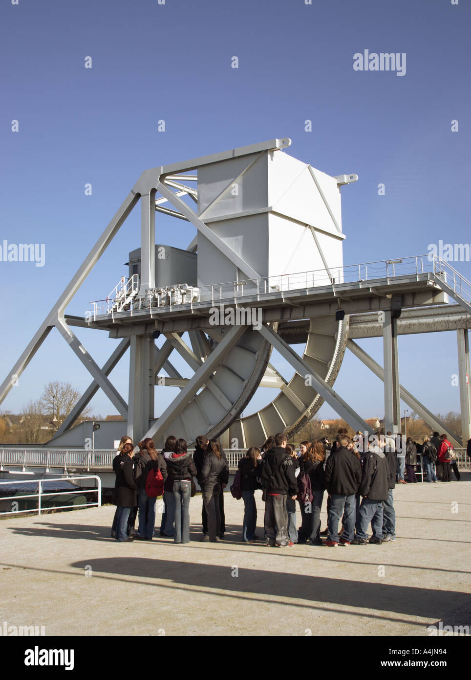 Visite de l'école Pont Pegasus la Seconde Guerre mondiale bataille à Benouville, Normandie France Banque D'Images