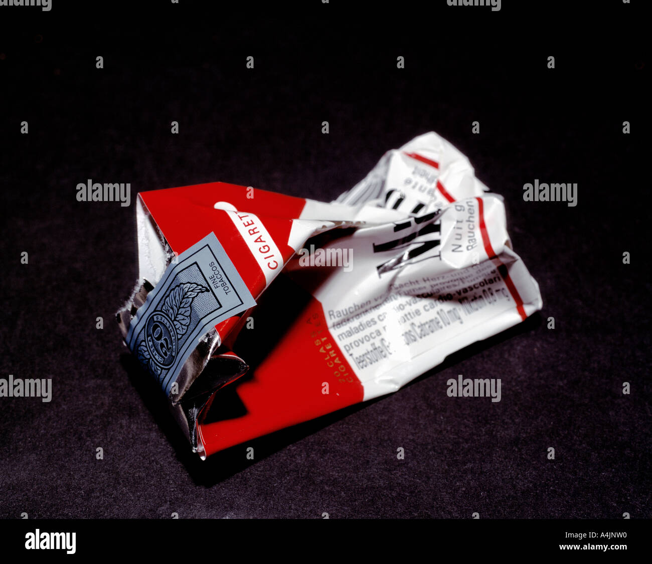 Pas de tabac, paquet de cigarettes froissé Banque D'Images