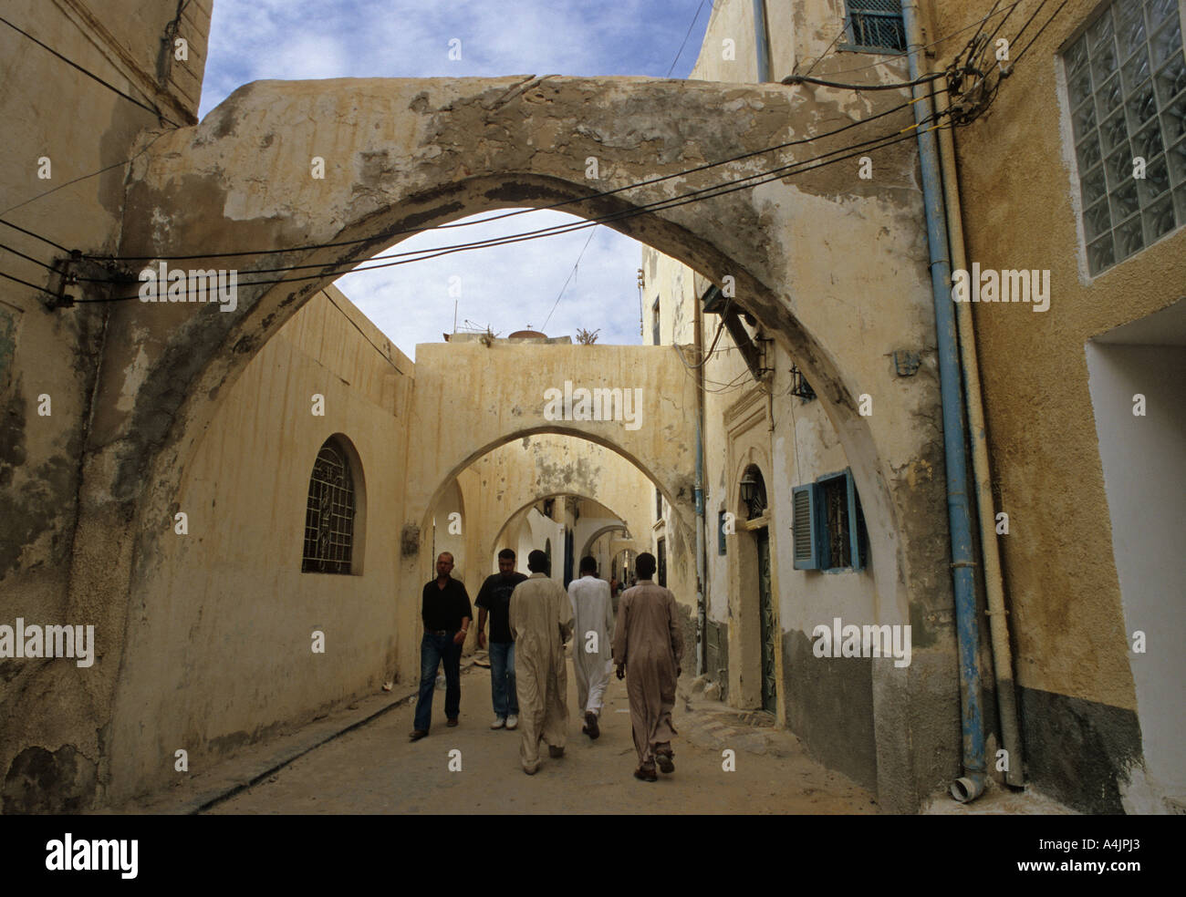 Les hommes de marcher dans une rue de la Médina de Tripoli, Libye Banque D'Images
